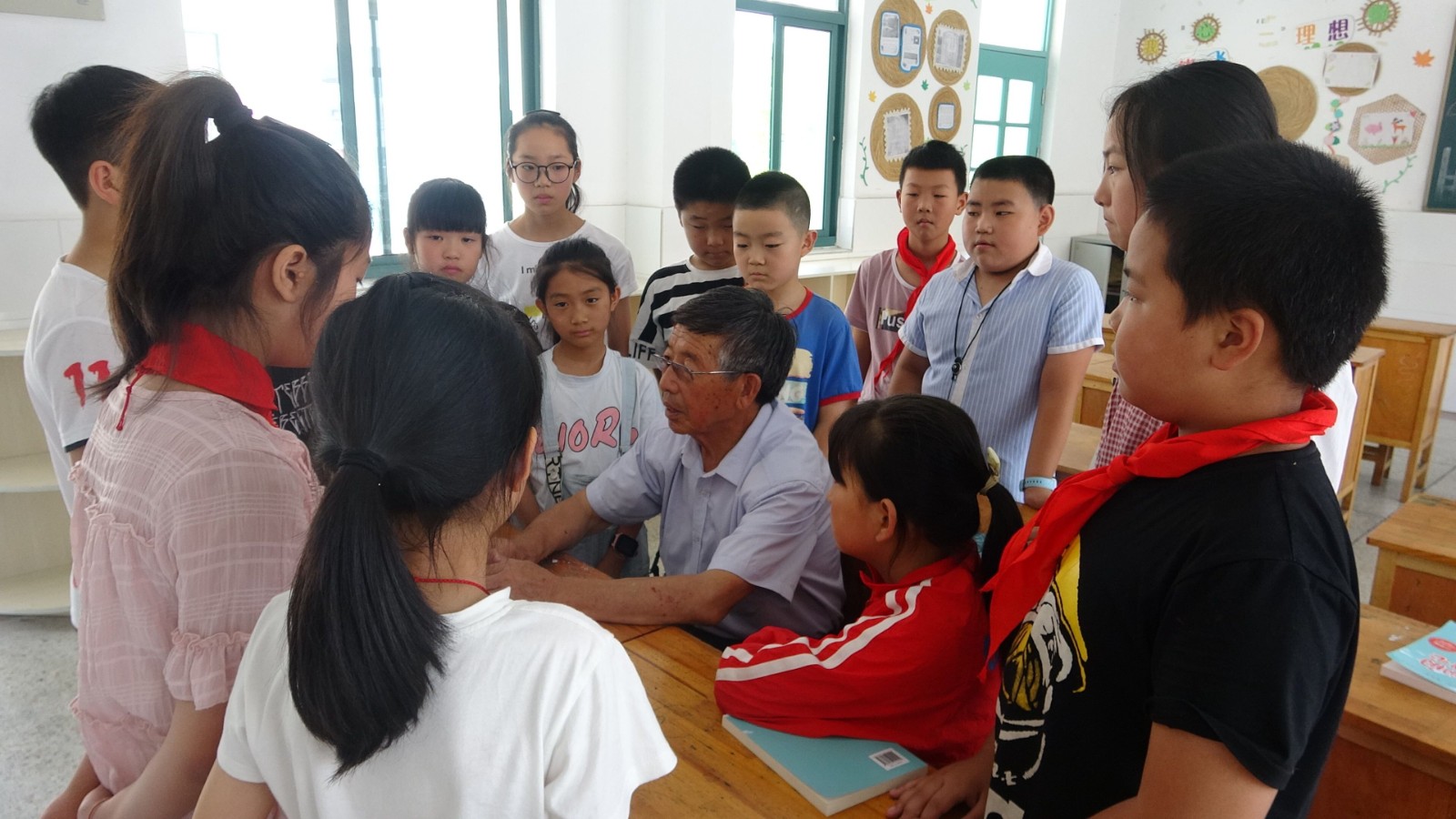 闫正玉为学生讲党史.jpg